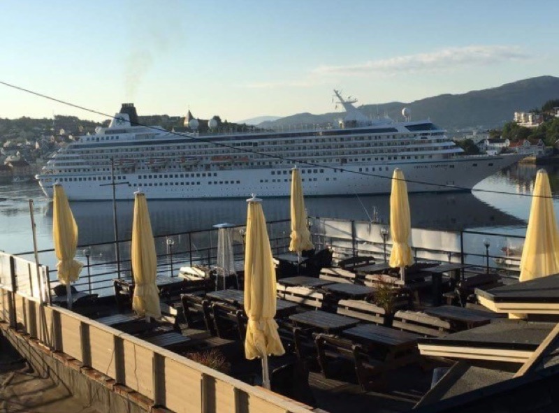 Utsikt fra Taket med cruisebåt i bakgrunnen