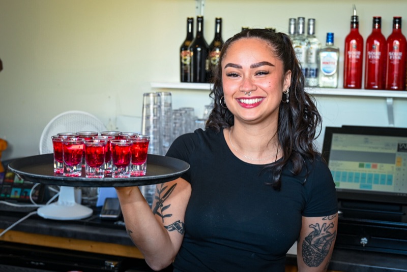 Fargerike drinker servert på Taket