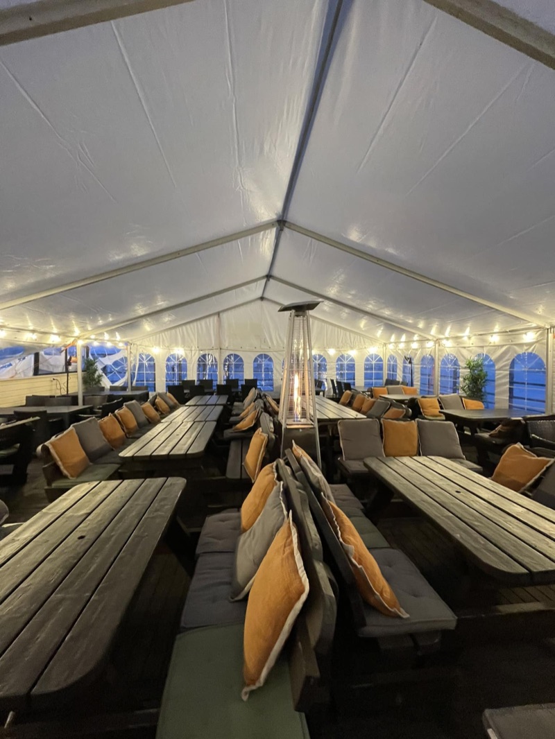 Taket om kvelden med teltet og lyslenker