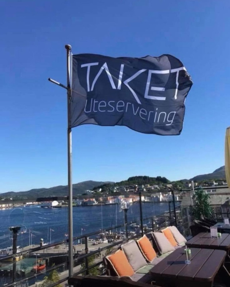 Taket-flagget vaier over Kristiansund havn