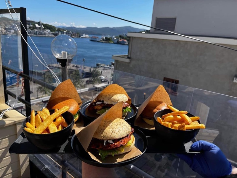 Burgere fra Burger Boost servert på Taket med havutsikt