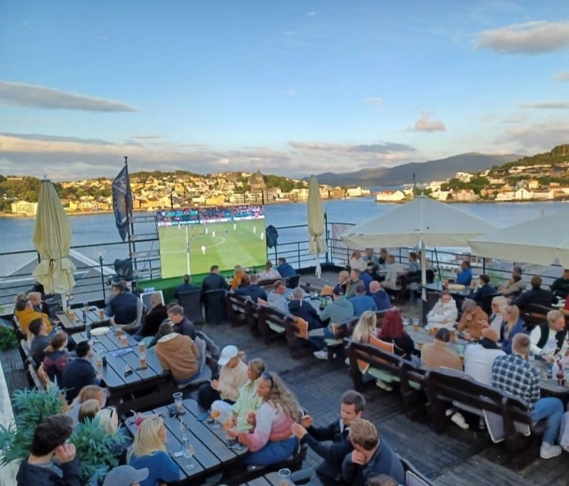 Fotballkveld på storskjerm på Taket