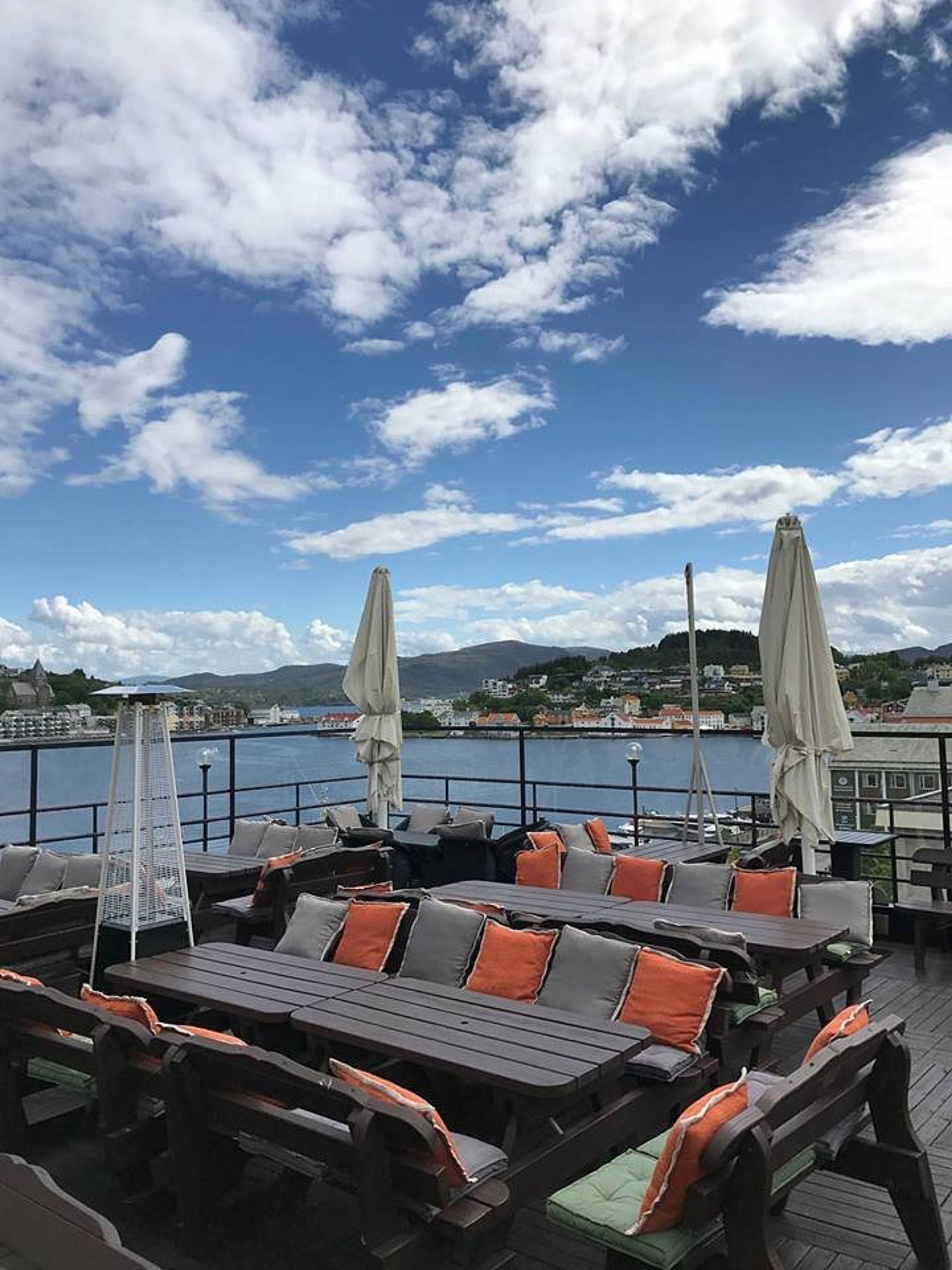 Taket Uteservering med utsikt over Kristiansund havn