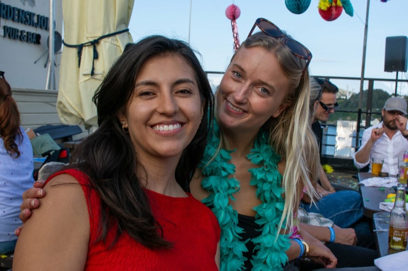 Venninner koser seg på Taket en sommerkveld