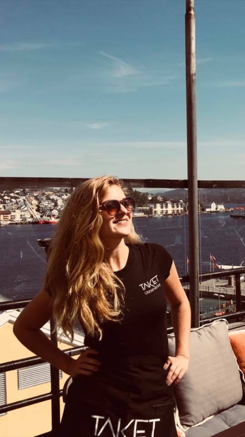 Ansatt på Taket Uteservering med havneutsikt i bakgrunnen